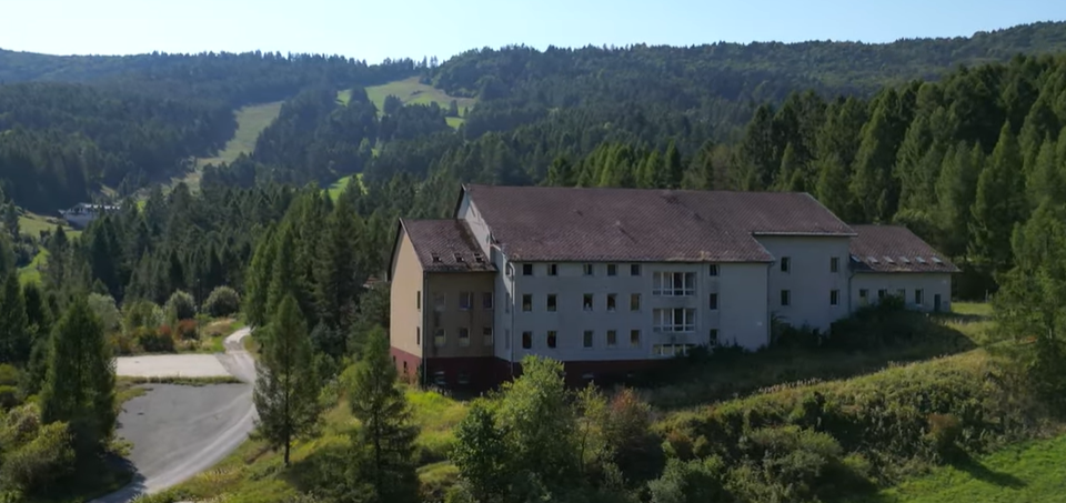 Existujúci bývalý hotel Zdravotník v Dubovici, letecký pohľad 2