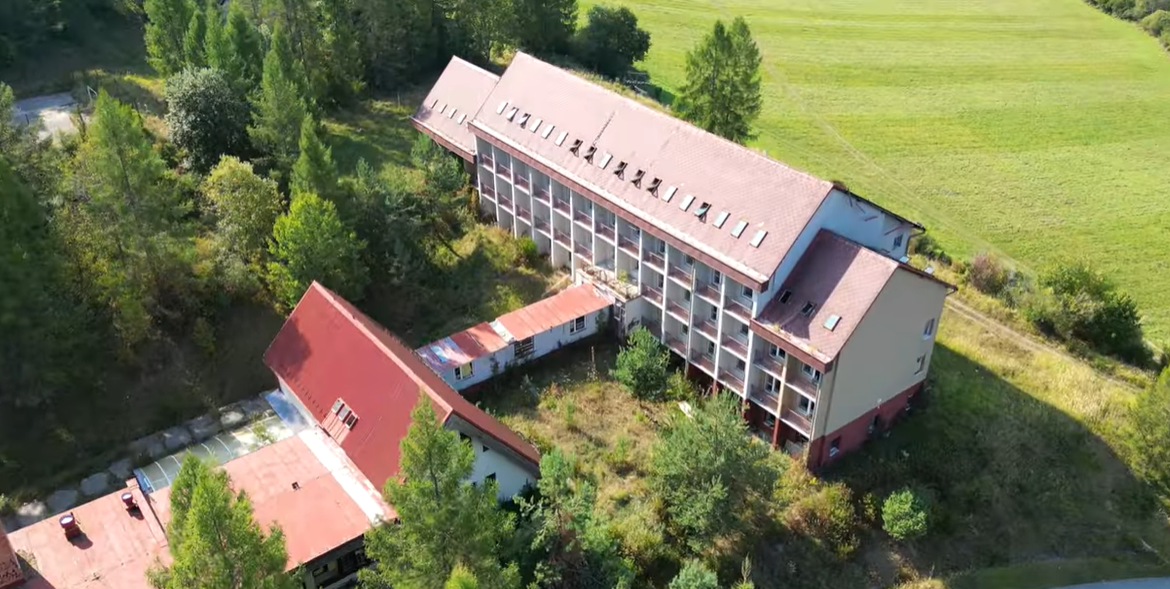 Existujúci bývalý hotel Zdravotník v Dubovici, letecký pohľad 3
